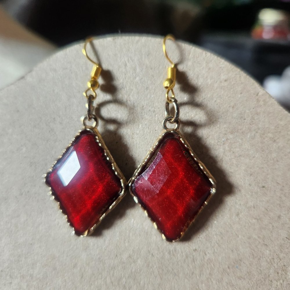 1.5" Gold Tone Hook Red Diamond Shape Dangle Earrings NWT Tony Alexander Jewelry